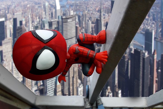 Ilustração realista do Homem-Aranha em traje vermelho e azul, com teias no uniforme e símbolo da aranha no peito, em uma cidade iluminada à noite.